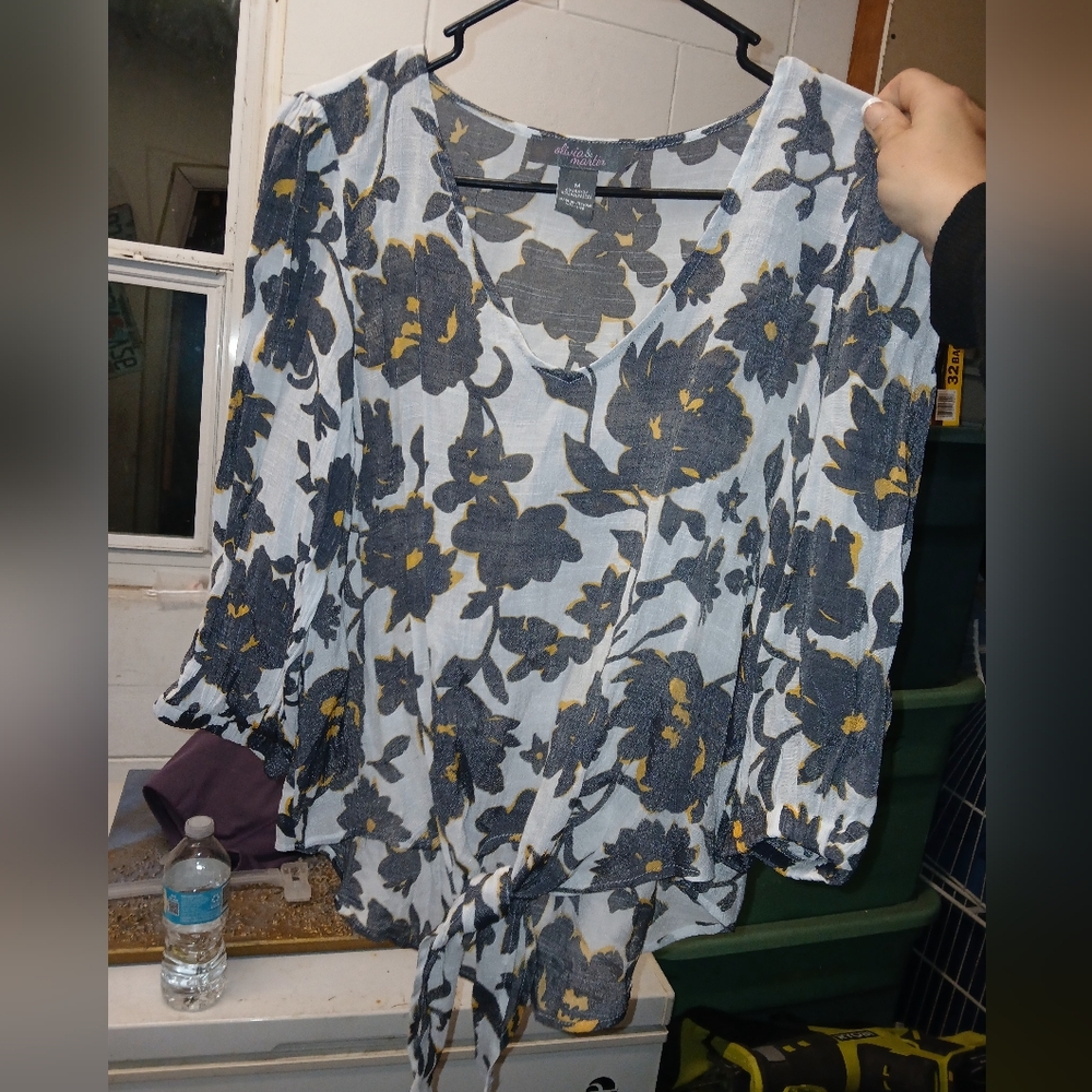 Olivia & Martia Shirt Size M